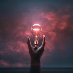 Šaura efekts: Kā vīrusu baumas dominē digitālajā telpā