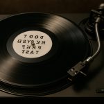 バックマスキング暴露：逆再生音声の背後にある隠されたメッセージ